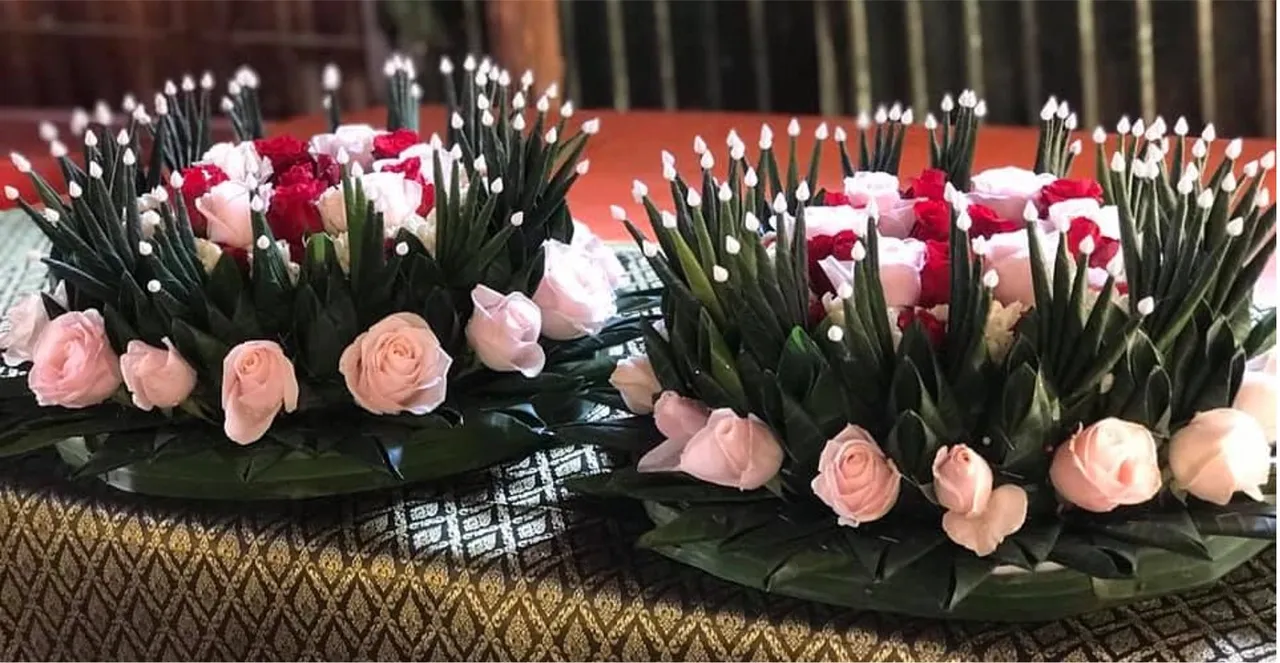 Duas bandejas de folhas com rosas e bastões de incenso, preparadas para o Pchum Ben e fotografadas em 28 de outubro de 2020.