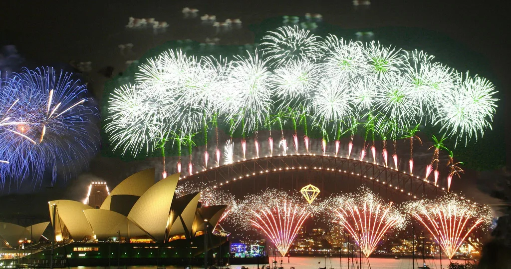 Fogos brancos, verdes e vermelhos sobre a Opera House e a Harbour Bridge, no Ano-Novo de 2006.