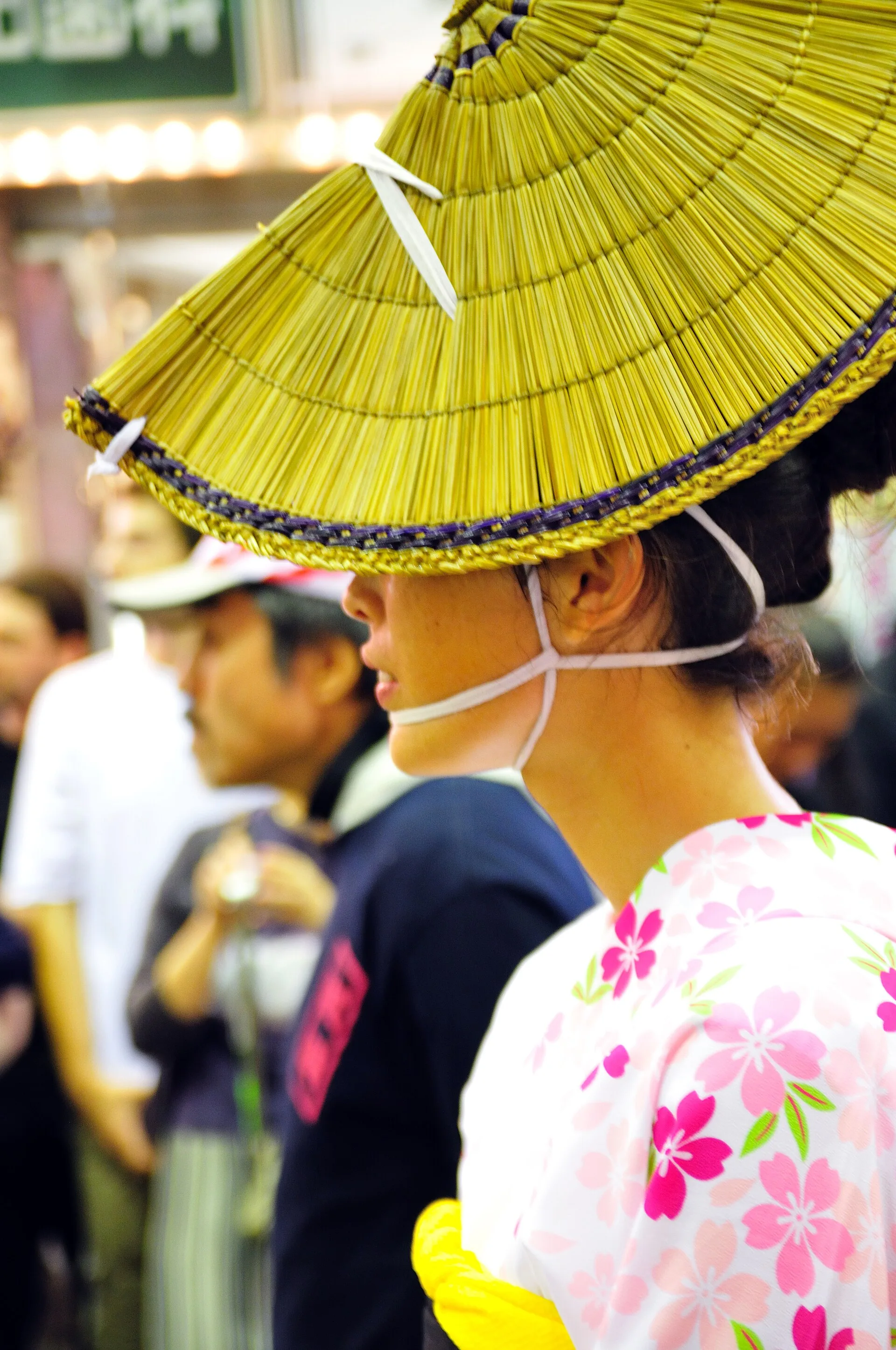 Dançarina de chapéu de palha largo, vista de perto, no Awa Odori.