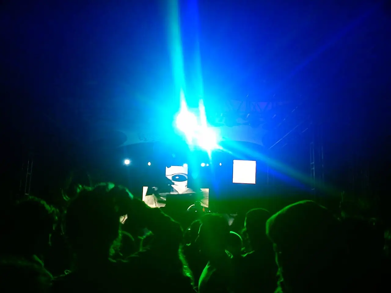 Palco com luz azul e telas, e o público em silhueta, no festival Time and Space em Tulum, em 21 de dezembro de 2012.