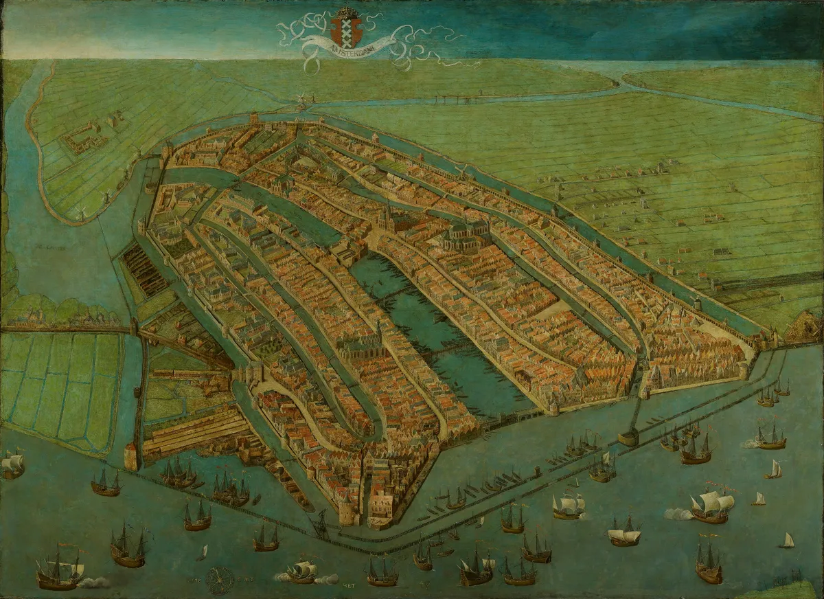 Pintura vista do alto com o porto na parte inferior, embarcações, muralhas, casas e canais de Amsterdã.