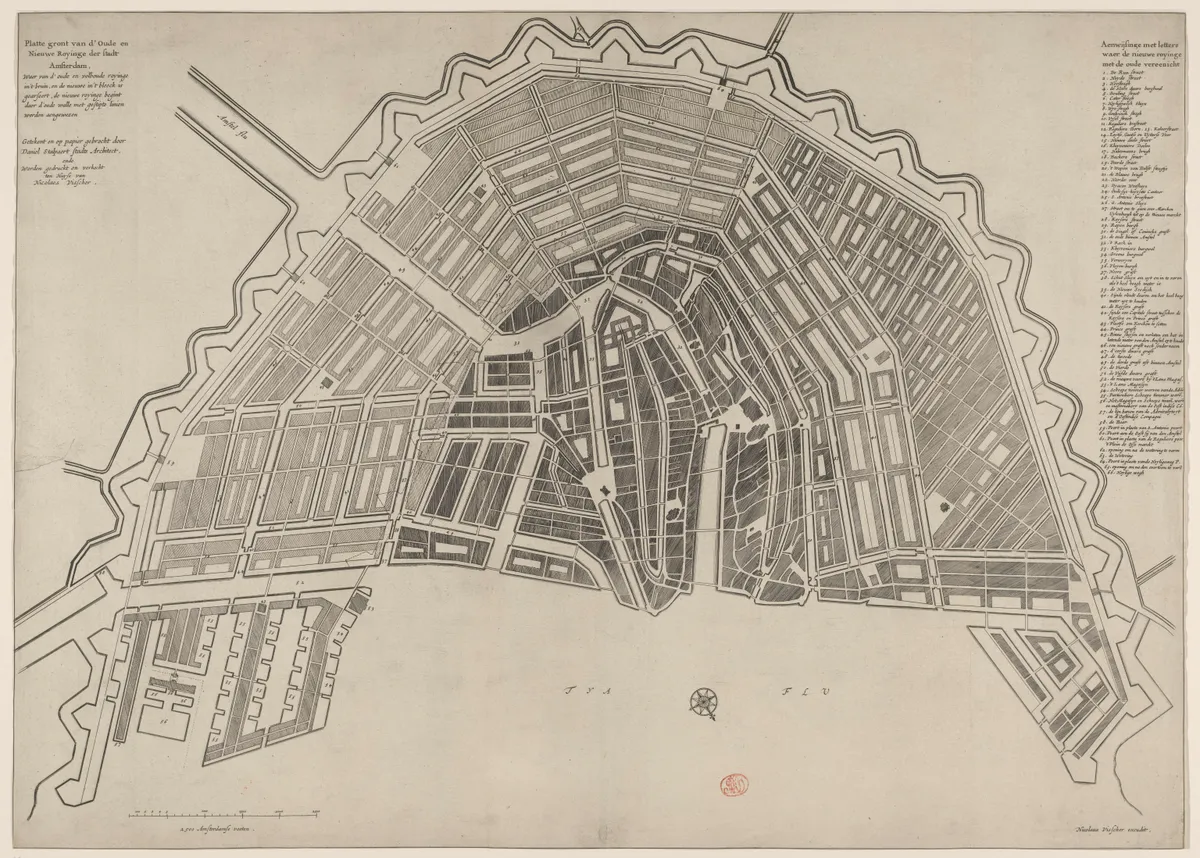 Planta semicircular de Amsterdã com canais, ruas e a expansão proposta marcada em tonalidade mais clara.