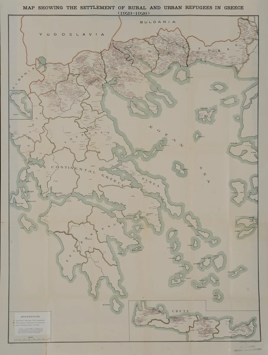 Mapa da Grécia com símbolos coloridos que indicam assentamentos urbanos e rurais de refugiados; Atenas e Pireu aparecem na Ática, com legenda e título em inglês.