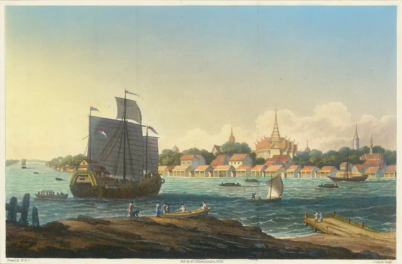 Gravura colorida mostrando um veleiro chinês e barcos a remo no rio Chao Phraya, com casas ribeirinhas e os pináculos do templo Wat Phra Kaew ao fundo.