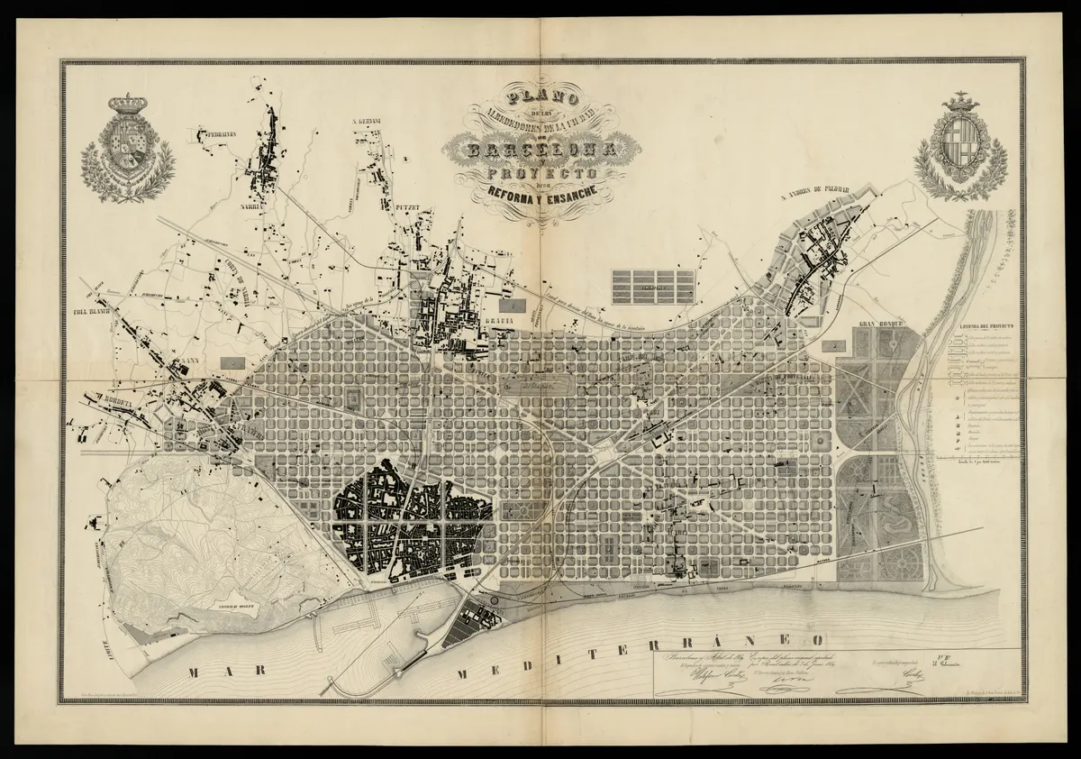 Mapa de Barcelona e da expansão proposta, com traçado regular de quadras, cidade antiga, relevo, brasões, título e margens.