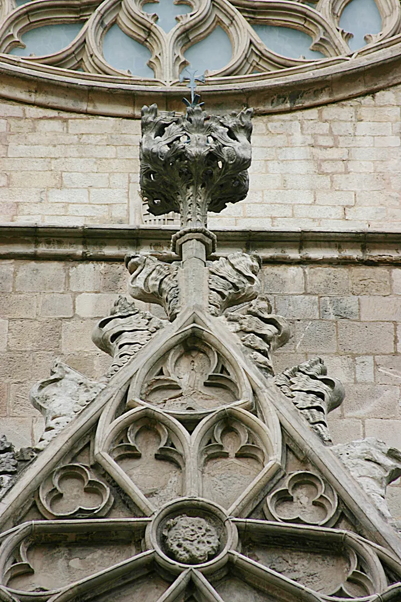 Detalhe do portal gótico com arco pontudo, folhas esculpidas, pináculo e parte da rosácea de Santa Maria del Mar.