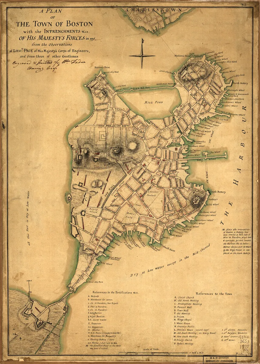 Mapa amarillento de la península de Boston con calles, fortificaciones, muelles, leyendas inferiores, manchas y sello del archivo.