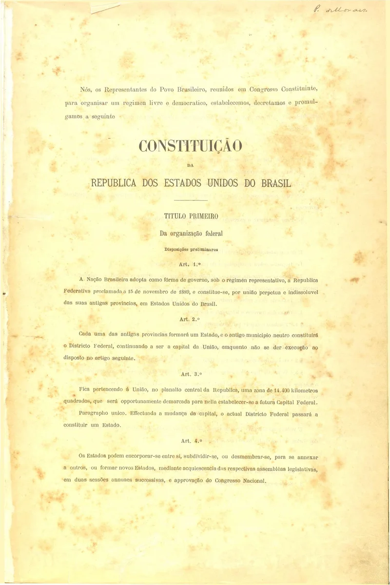 Primeira página da Constituição de 1891, em papel amarelado, com título, preâmbulo e artigos 1 a 4.