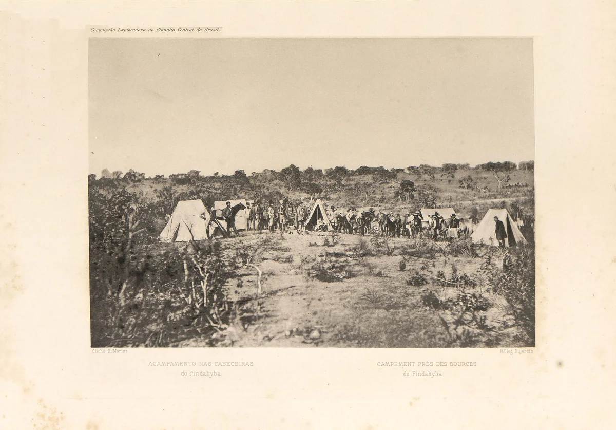 Prancha com acampamento da Comissão Cruls no cerrado, tendas, pessoas pequenas e animais de carga, seguida de legenda em português e francês.
