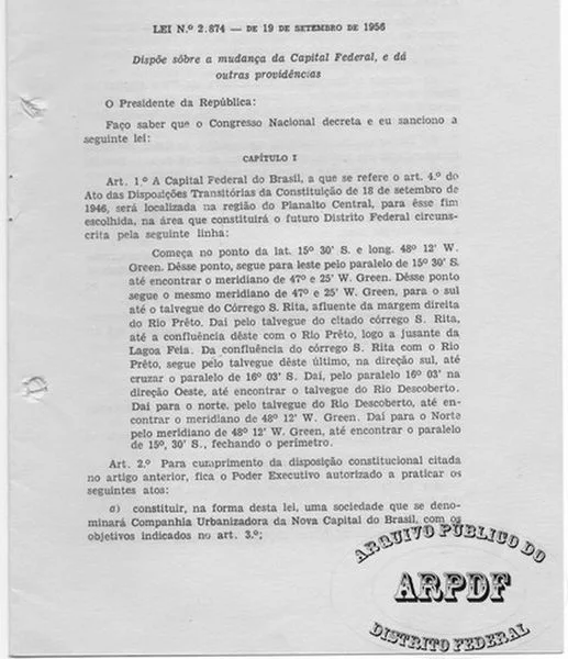 Primeira página da Lei 2.874, com o cabeçalho de 1956, artigos sobre a nova capital e o carimbo do Arquivo Público do DF.