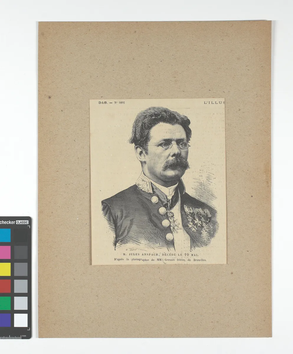 Retrato gravado de homem com bigode e óculos, traje com bordados e condecorações, legenda inferior, cartão de suporte e escala de cores ao lado.