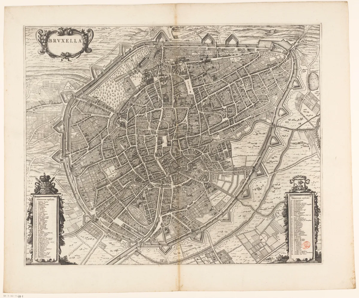 Mapa em perspectiva da cidade murada, com ruas, curso de água, título Bruxella, brasões, duas legendas e margens do papel.