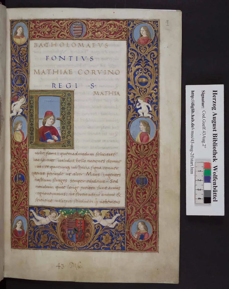 Fólio inicial do manuscrito de Fontius, com texto em latim, moldura iluminada, brasão e o cartão e a régua da biblioteca na lateral.