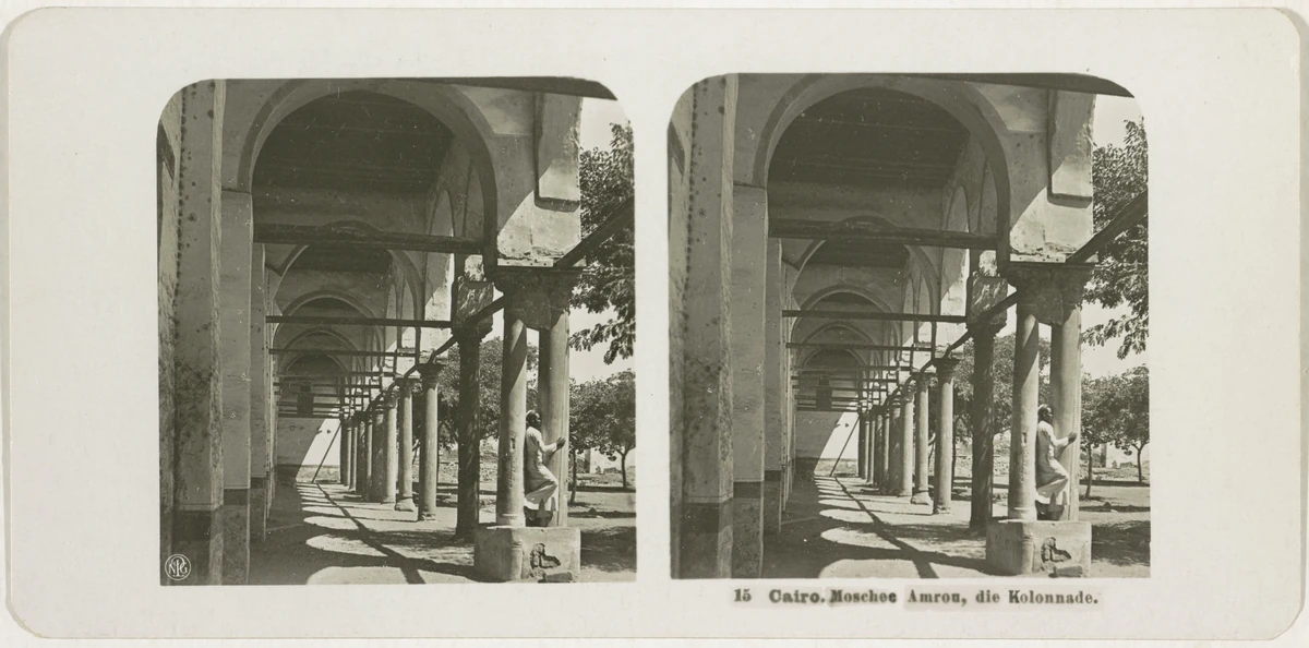 Cartão estereoscópico com duas vistas de arcos e colunas, uma pessoa junto a uma coluna e legenda alemã na borda inferior.