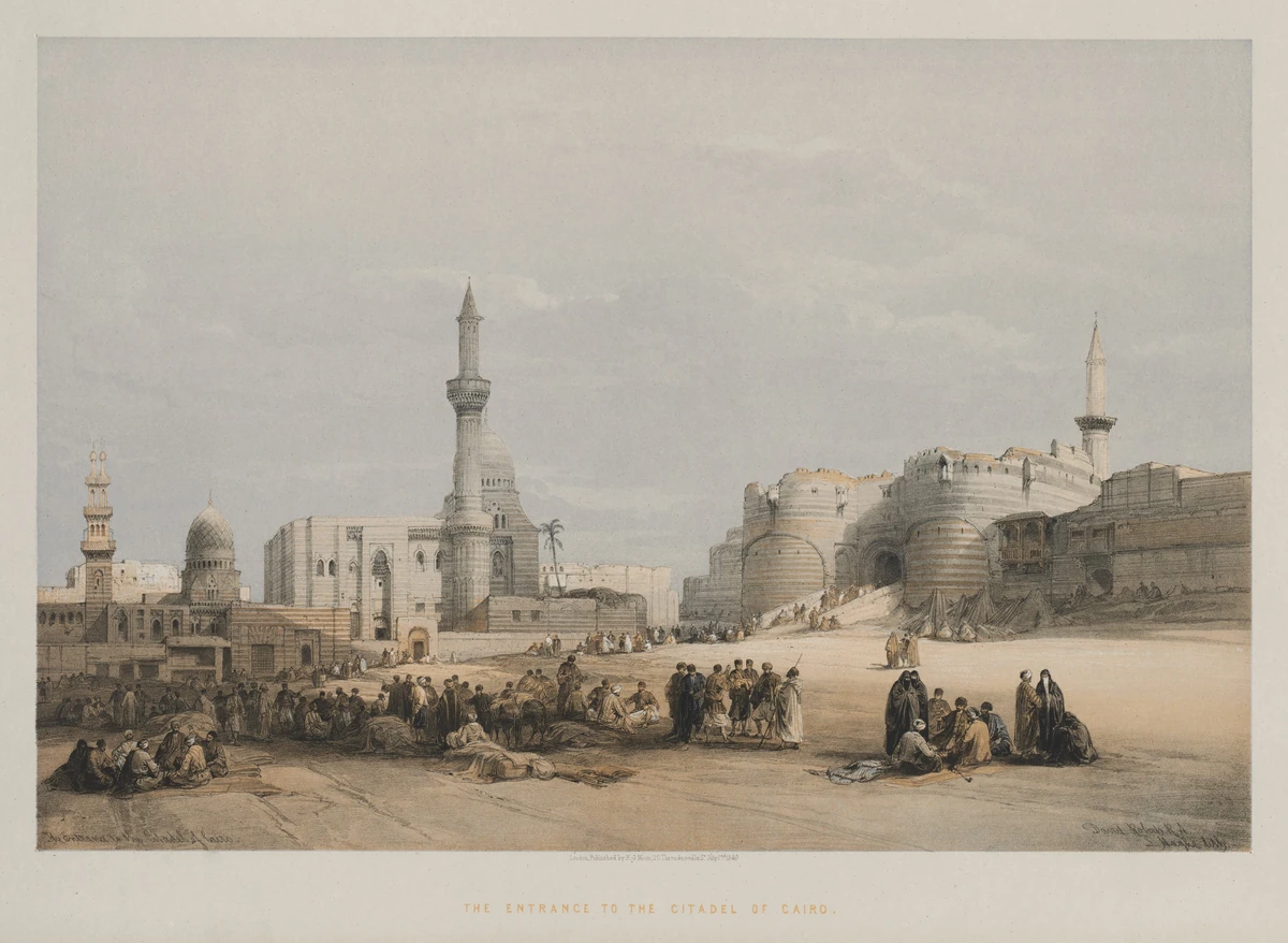 Litografia de uma praça com grupos de pessoas, um portão entre torres arredondadas à direita e cúpulas e minaretes à esquerda.