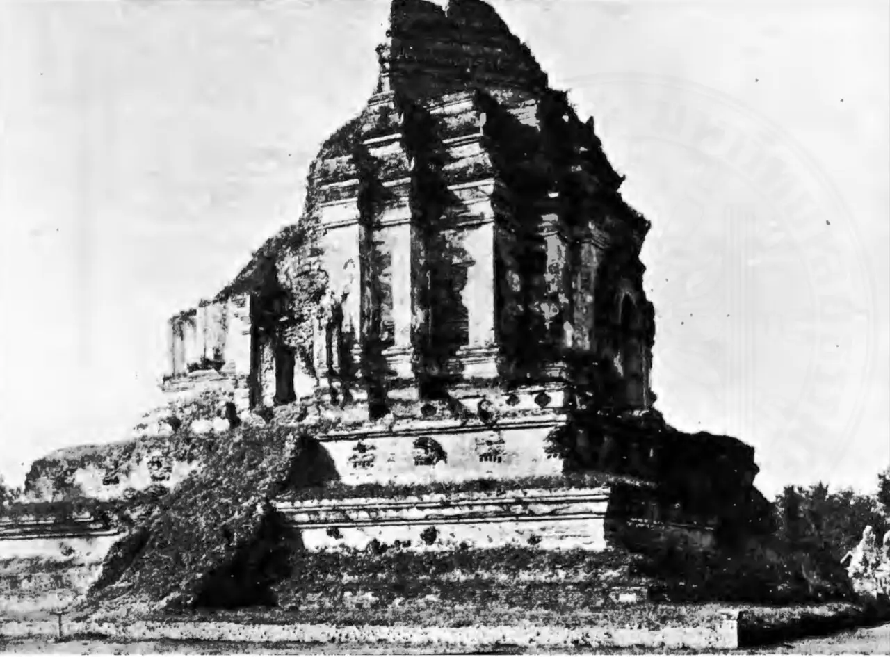 Fotografia em preto e branco do chedi de tijolo, com a base em degraus e o topo truncado e irregular.