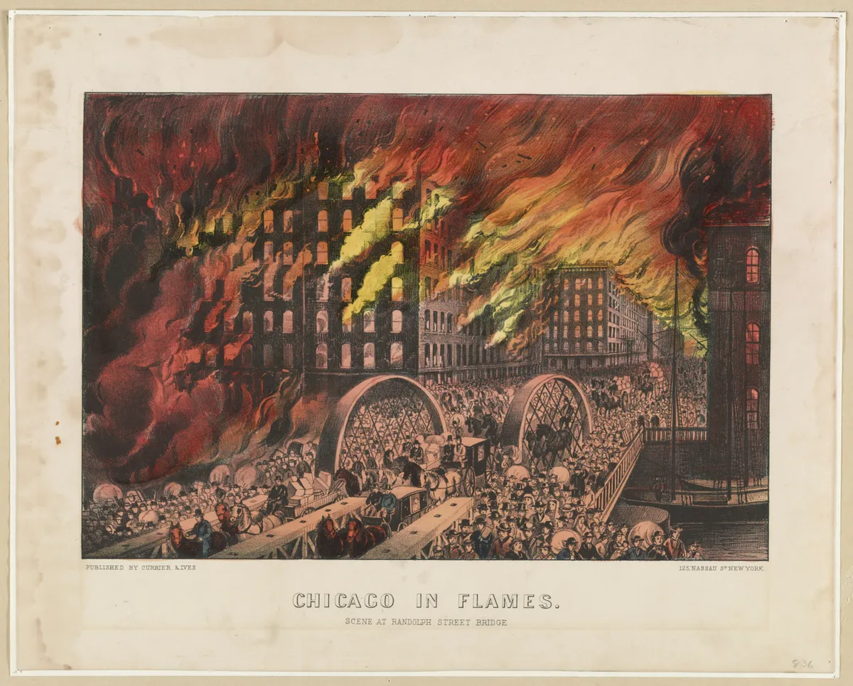 Lithographie en couleurs d’une foule et de charrettes sur un pont, bateaux sur la rivière, bâtiments en flammes, fumée et légende dans les marges de la feuille.