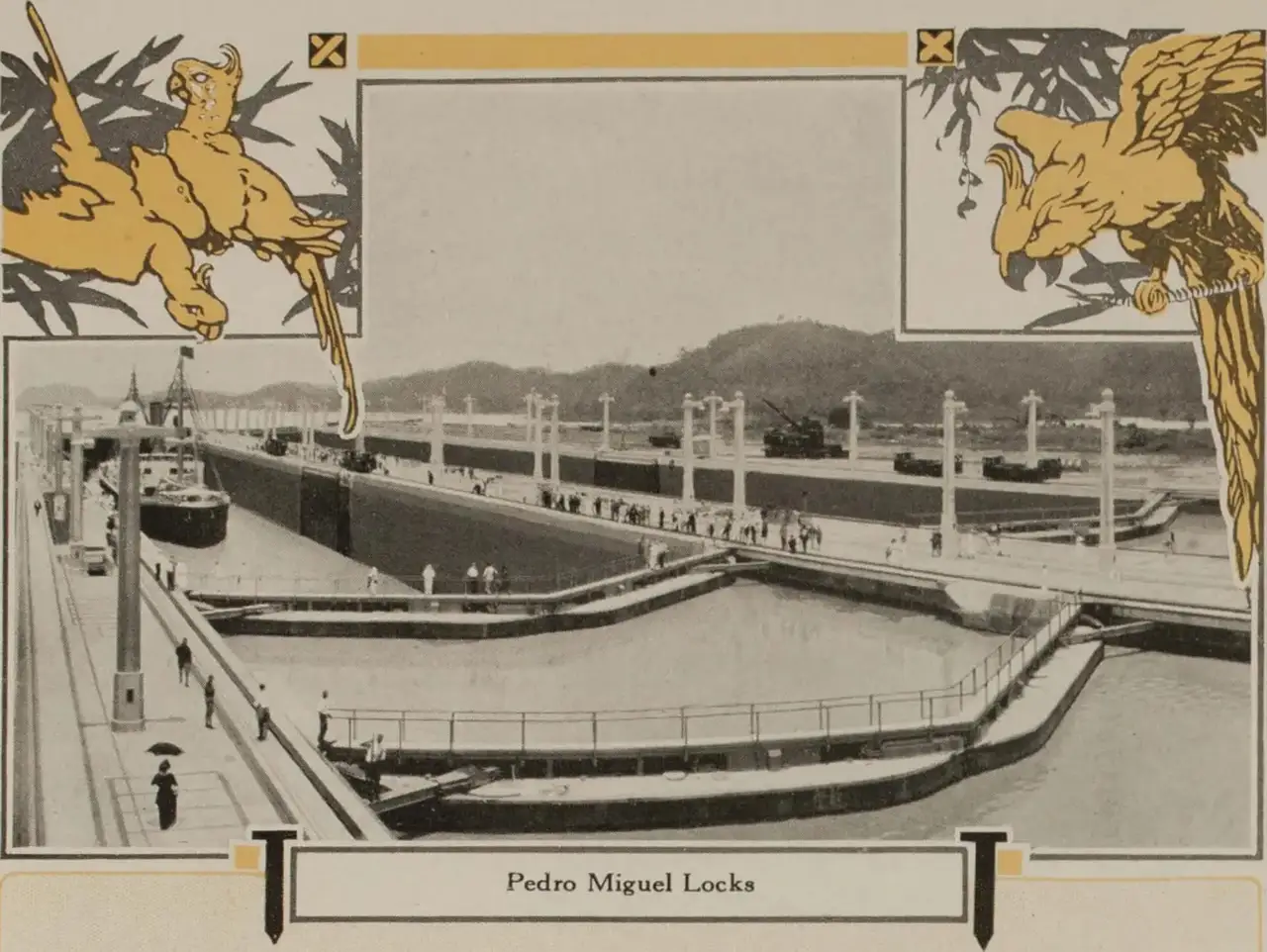 Página de um álbum-postal mostra as eclusas de Pedro Miguel, no Canal do Panamá, com um navio dentro da câmara, muros de contenção e colinas ao fundo, emoldurada por ilustração decorativa.