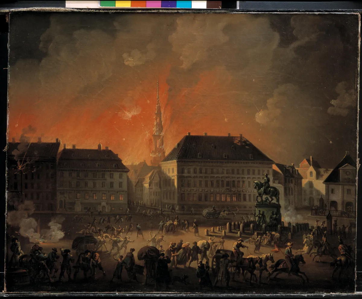 Pintura noturna com incêndio e fumaça, pessoas e cavalos numa praça, edifícios, estátua equestre à direita e bordas completas da tela.