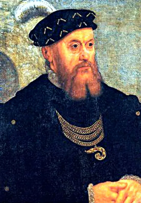 Retrato pintado de busto, com barba ruiva, chapéu preto com pluma, casaco escuro, correntes douradas e mãos juntas.