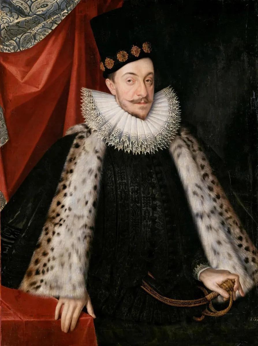 Retrato de Sigismundo com chapéu e pluma, gola branca, roupa bordada, faixa, mãos e parte da espada.