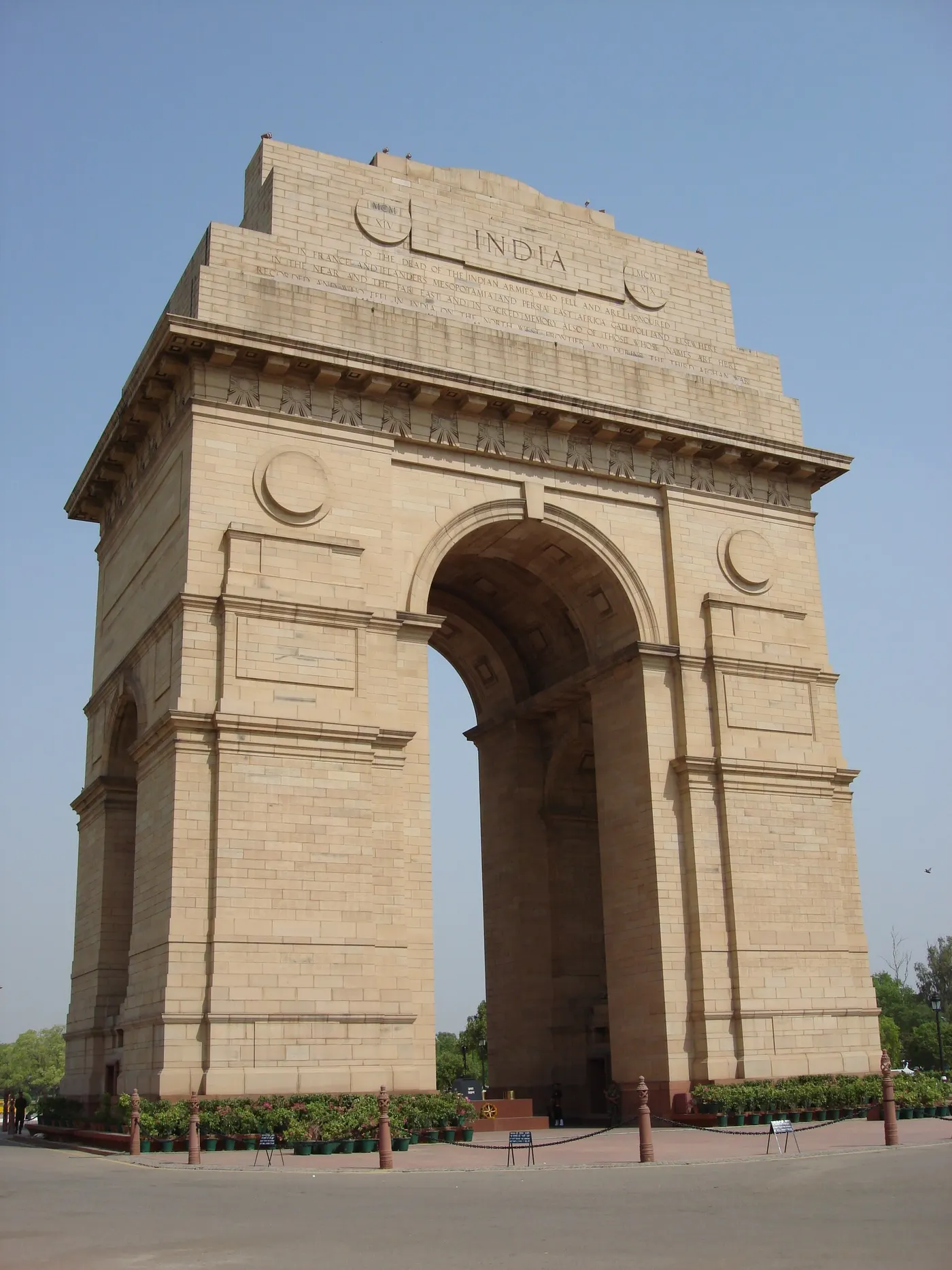 Um arco de pedra clara com a palavra India gravada no alto, visto de frente.