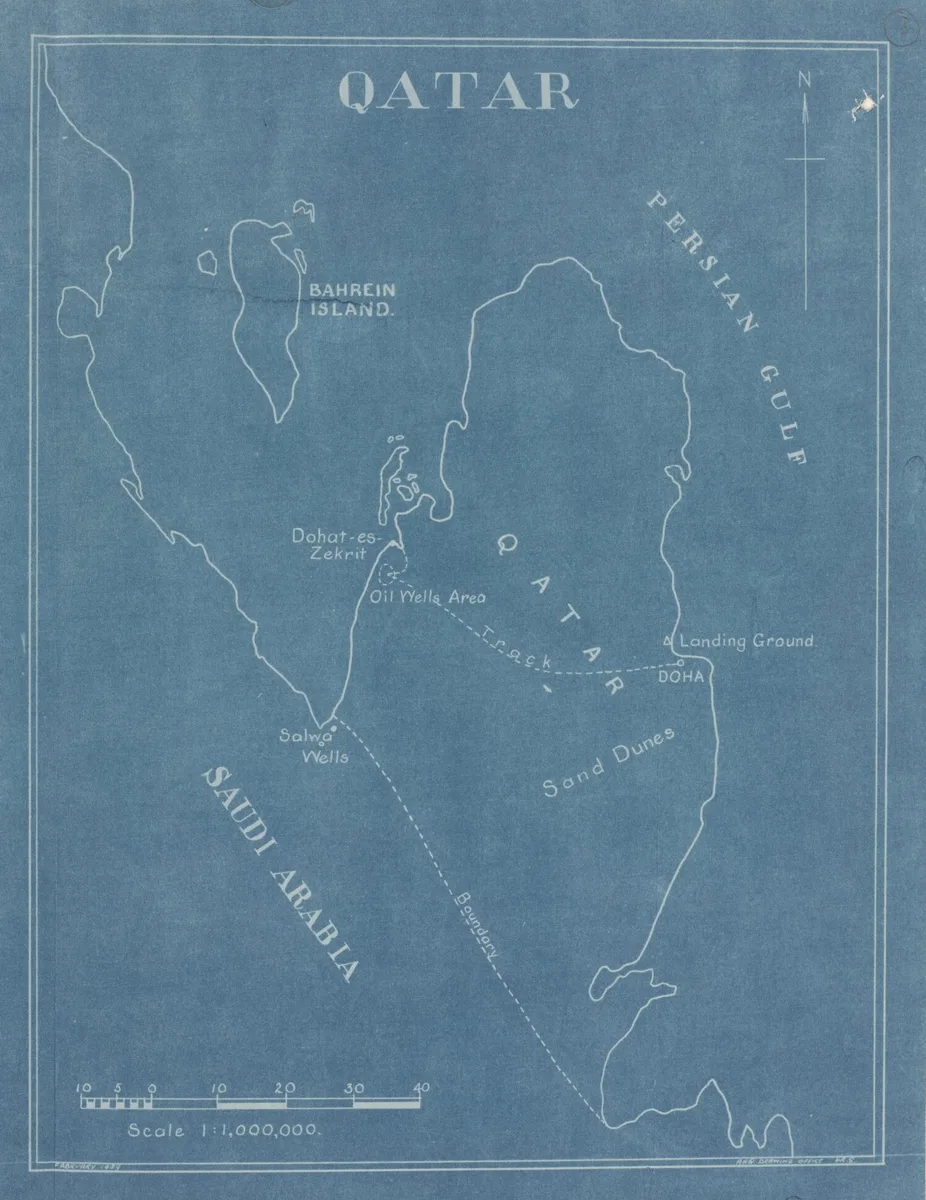 Mapa azul do Qatar com os poços de petróleo na costa oeste, a pista até Doha, o campo de pouso e a escala na margem inferior.