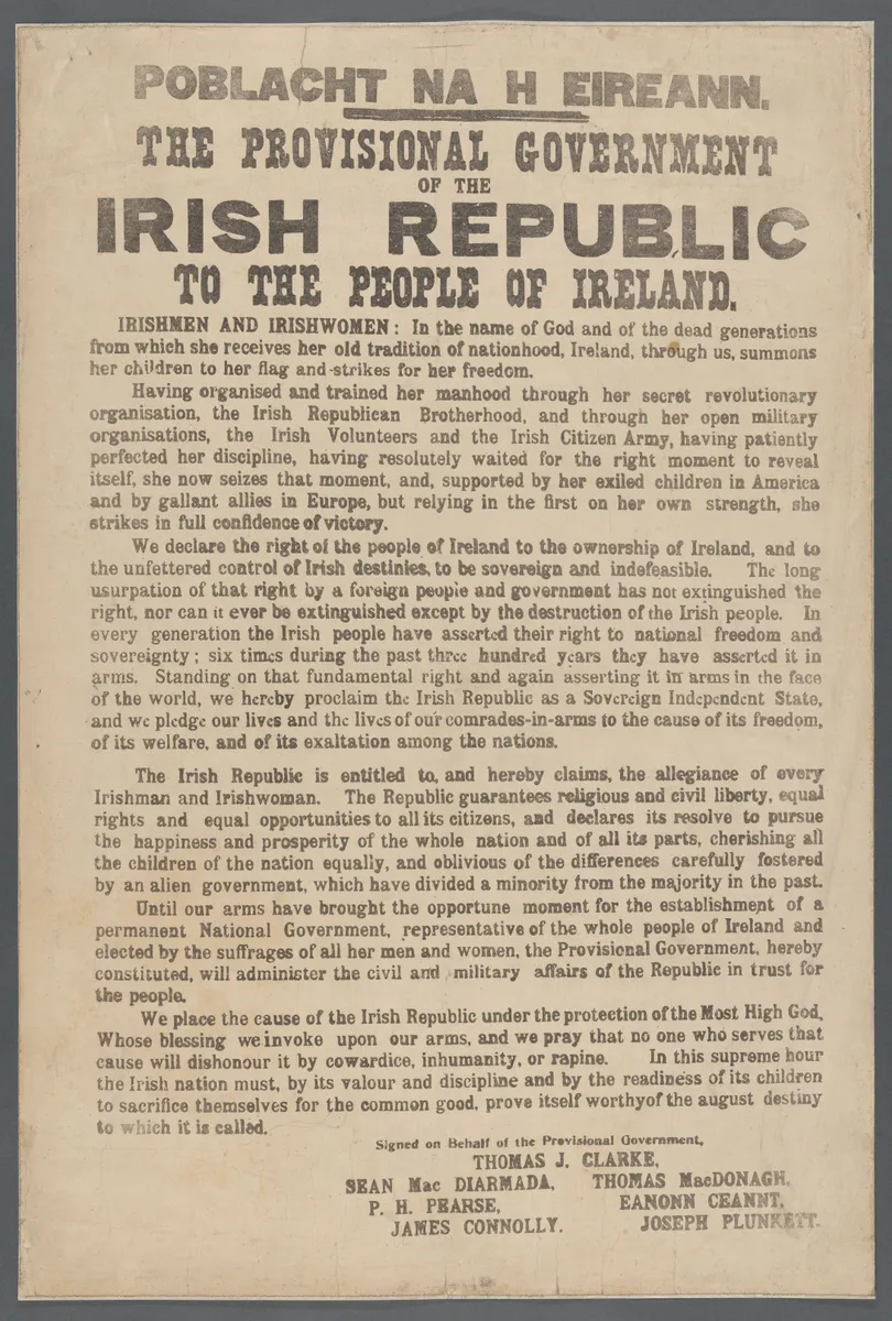 Folha inteira da Proclamação da República Irlandesa, com título em irlandês e inglês, texto e nomes impressos dos sete signatários na margem inferior.