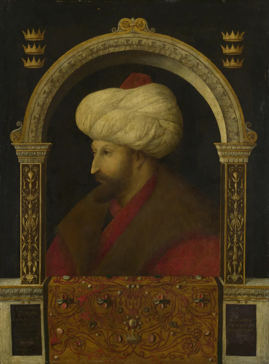 Pintura de homem com turbante branco e roupa vermelha, sob arco com coroas pintadas, atrás de parapeito coberto por tecido ornamentado e inscrições.