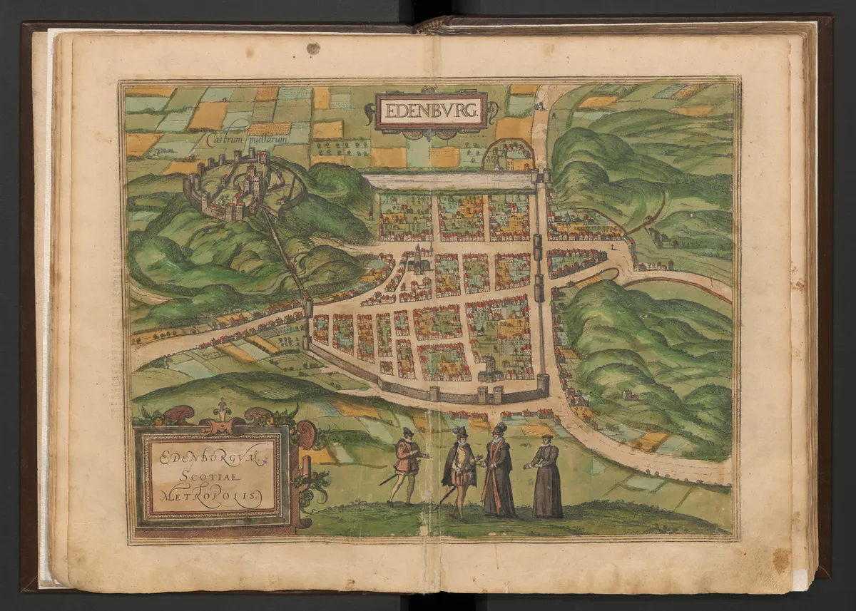 Livro aberto com mapa colorido de Edimburgo, castelo, ruas, muralhas, igreja, figuras em primeiro plano e margens completas.
