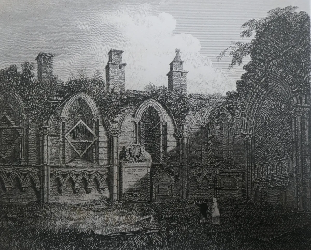 Gravura do interior em ruínas da abadia, com arcos, colunas, paredes abertas para o céu e pequenas figuras no chão.