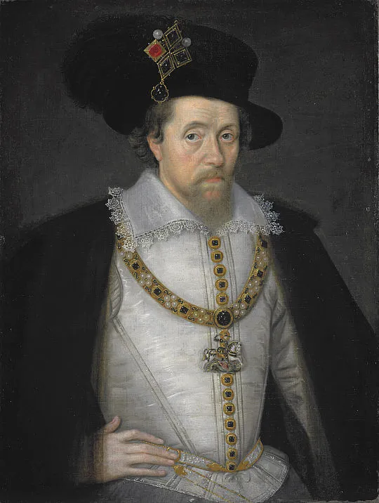 Retrato pintado do rei com chapéu preto, joias, gola rendada e roupa bordada, sobre fundo escuro.