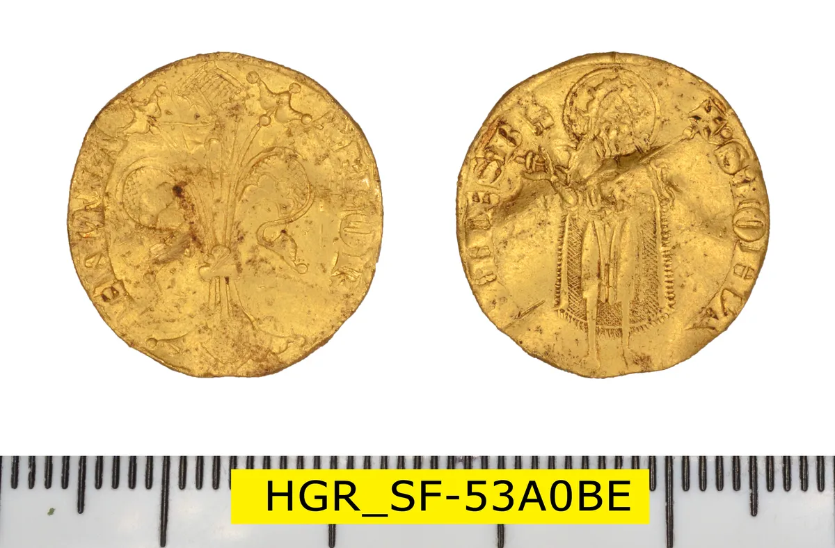 Deux faces d’un florin d’or : un lys et saint Jean-Baptiste, avec étiquette d’inventaire et échelle millimétrique en bas.