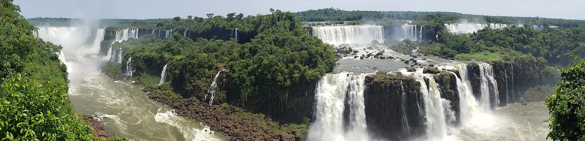 A cortina das cataratas do Iguaçu entre a mata, vista do lado brasileiro.