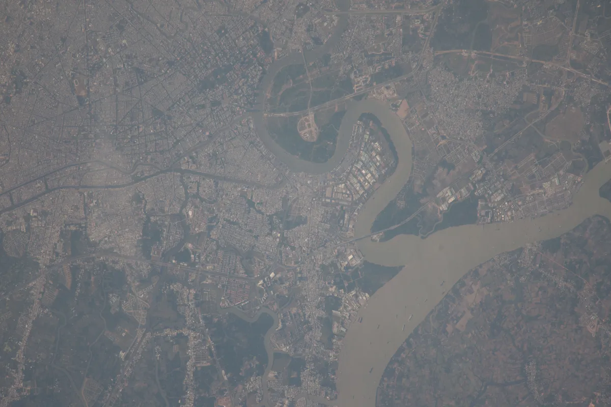 Vista de satélite da cidade na margem oeste e da curva larga do rio Saigon.