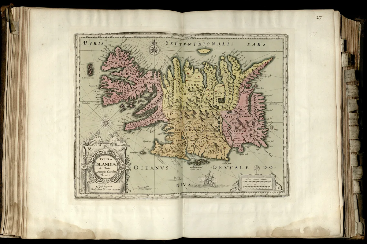 Folha aberta de um atlas com um mapa colorido da Islândia, cartela do título no canto inferior esquerdo, escala à direita e as margens e a encadernação completas.