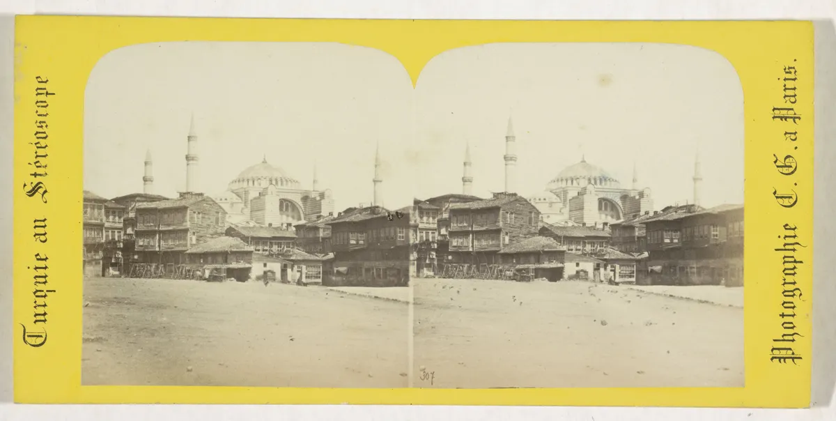 Cartão amarelo com duas vistas da praça, casas diante da cúpula e dos minaretes de Santa Sofia, título lateral e número 307.