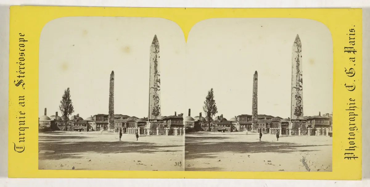 Duas fotografias da praça com obeliscos, coluna, árvores, construções e pequenas figuras, em cartão amarelo com inscrições laterais.