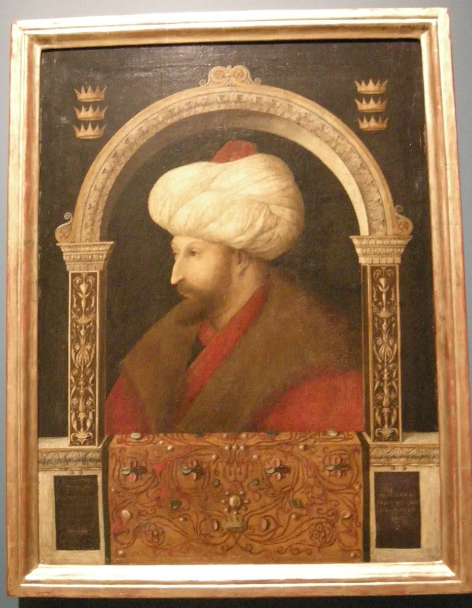 Retrato em moldura dourada com homem de turbante branco, arco pintado, coroas e tecido ornamentado sobre um parapeito.