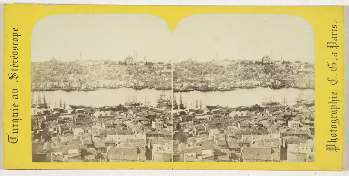 Cartão amarelo com duas vistas do porto e da cidade, embarcações, telhados e cúpulas, inscrições laterais e número na imagem.
