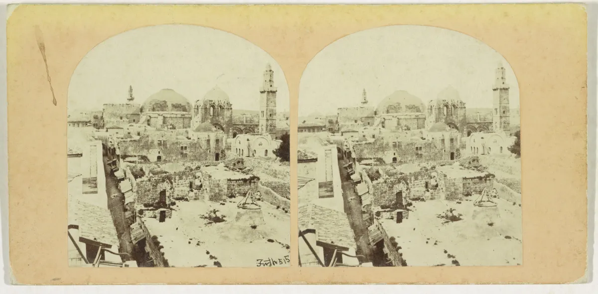 Cartão amarelado com duas fotografias de ruínas e edifícios diante da cúpula da igreja; margens e inscrição Frith 515 preservadas.