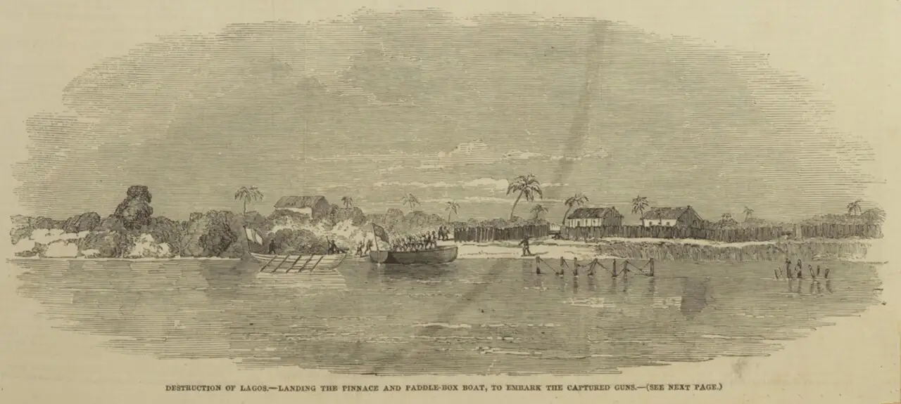 Gravura em preto e branco com barcos junto à praia, soldados em fila na areia e casas baixas com palmeiras ao longo da margem.
