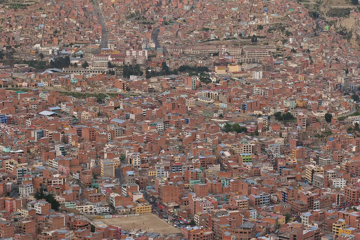 Casas de tijolo cobrindo o vale, vistas de cima.