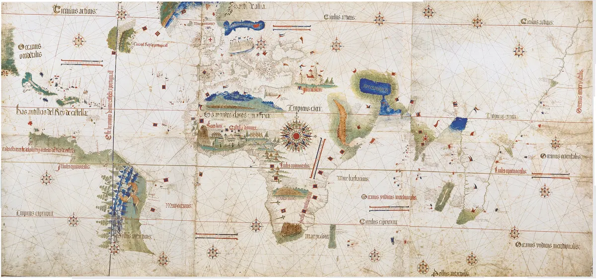 Planisfério antigo em pergaminho, com costas da África, Europa, Ásia e América, rosas dos ventos, linhas de rumo, inscrições e ilustrações coloridas.