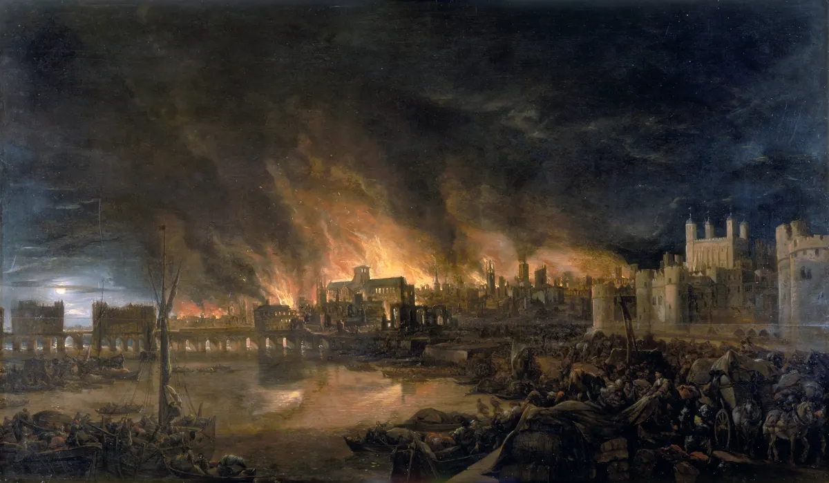 Pintura do incêndio de Londres visto através do Tâmisa, com barcos, figuras desenhadas e edifícios em chamas sob céu escuro.