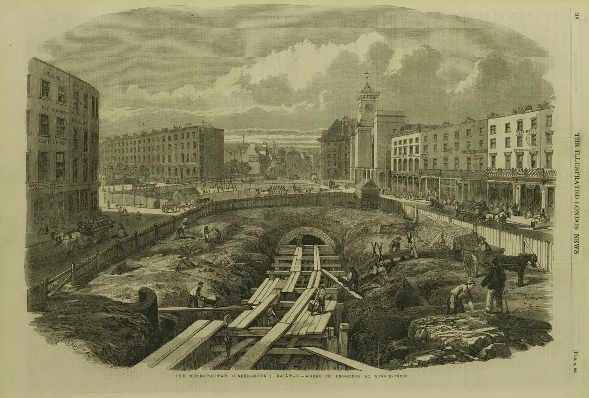 Página ilustrada inteira com escavações, trilhos, operários gravados e construções junto a King’s Cross, com cabeçalho e legenda.