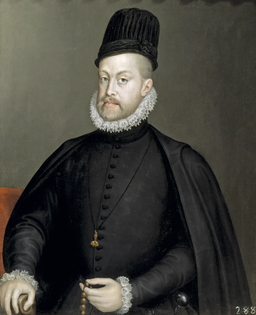 Retrato pintado de Felipe II vestido de preto, com chapéu, gola branca, colar e rosário, diante de fundo escuro.