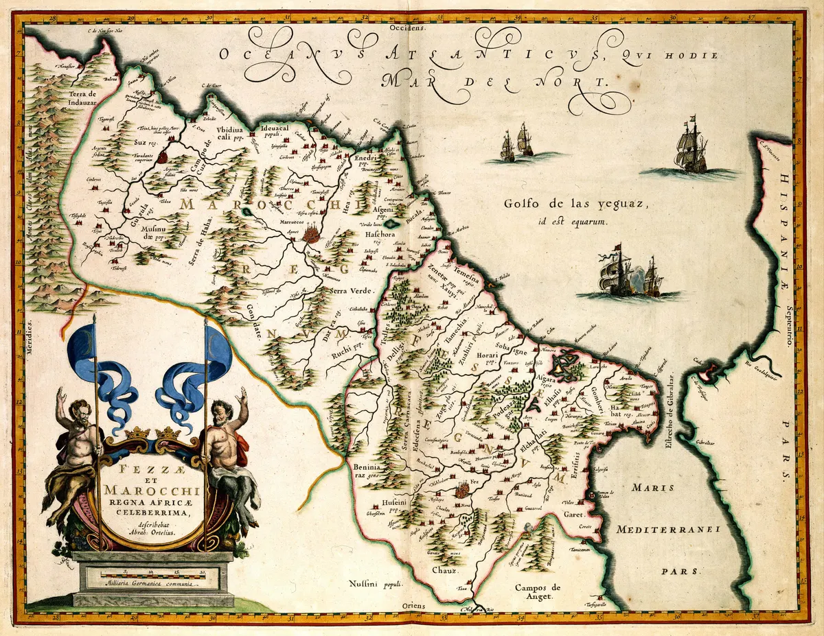 Mapa colorido com Fez e Marrakech assinaladas, costa atlântica no alto, navios e uma cartela com duas figuras no canto inferior esquerdo.