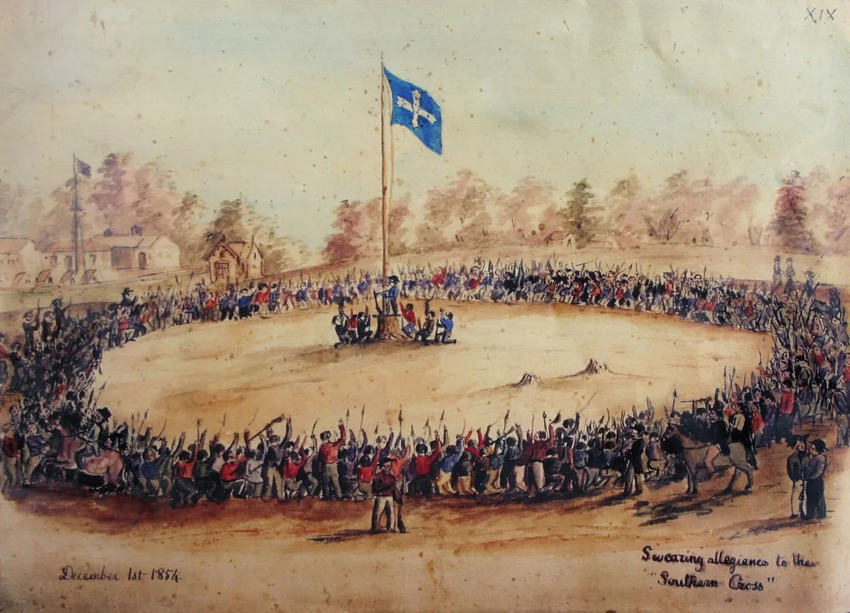 Aquarela de uma multidão reunida em círculo em torno da bandeira azul de Eureka, com casas e cavaleiros ao fundo.