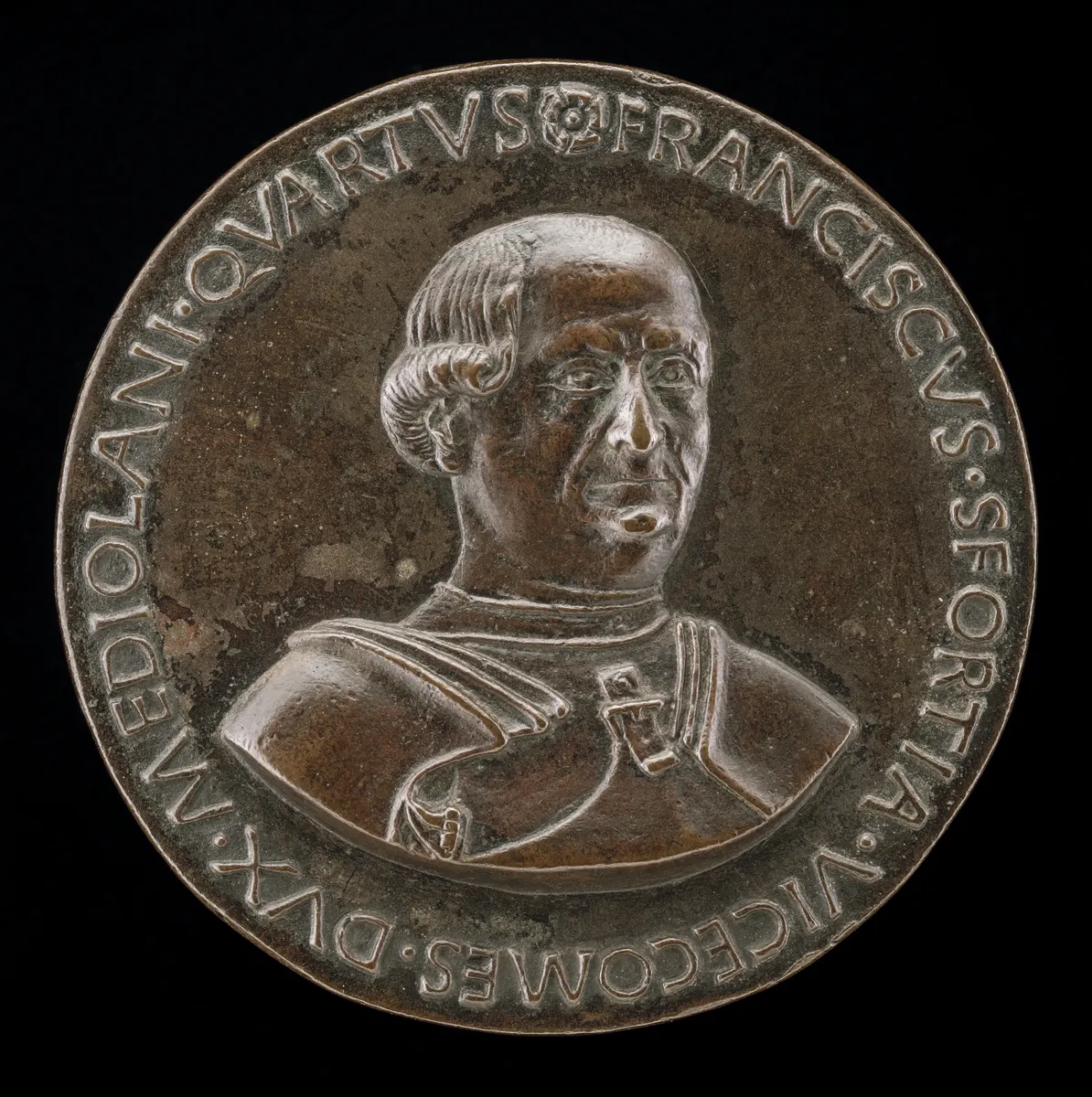 Medalha circular de bronze com busto de Francesco Sforza e inscrição ao redor, conservando toda a borda.